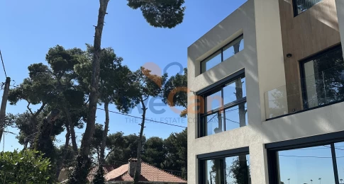 2386234  «Φωλεά Φωτός» -Η πολυτέλεια της ησυχίας — μινιμαλιστική κατοικία υψηλής τεχνολογίας μέσα στο πράσινο της Βαρυμπόμπης , 330 τ.μ., €1.250.000